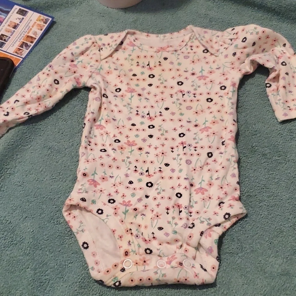 2 Long Sleeve & 2 short sleeve Carter's Onesie 's Size 0-3 months